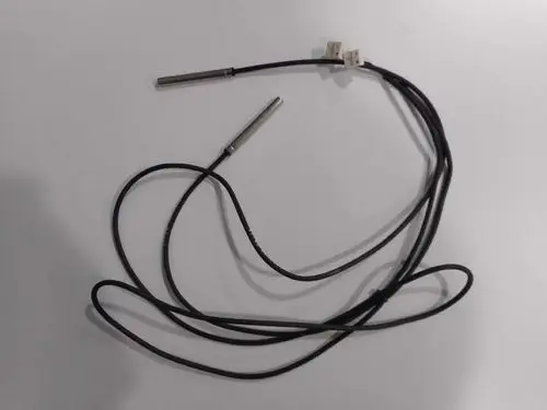 Kabelbaum mit zwei Sensorfühlern, geeignet für Remeha-Systeme. Kabel mit Stecker und zwei Fühler in Metallausführung.